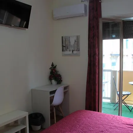 Alexander-room And Breakfast Couette-café 3*